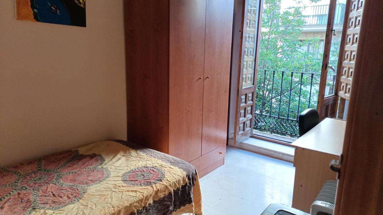 Single Room In Center Of Granada Exteriör bild